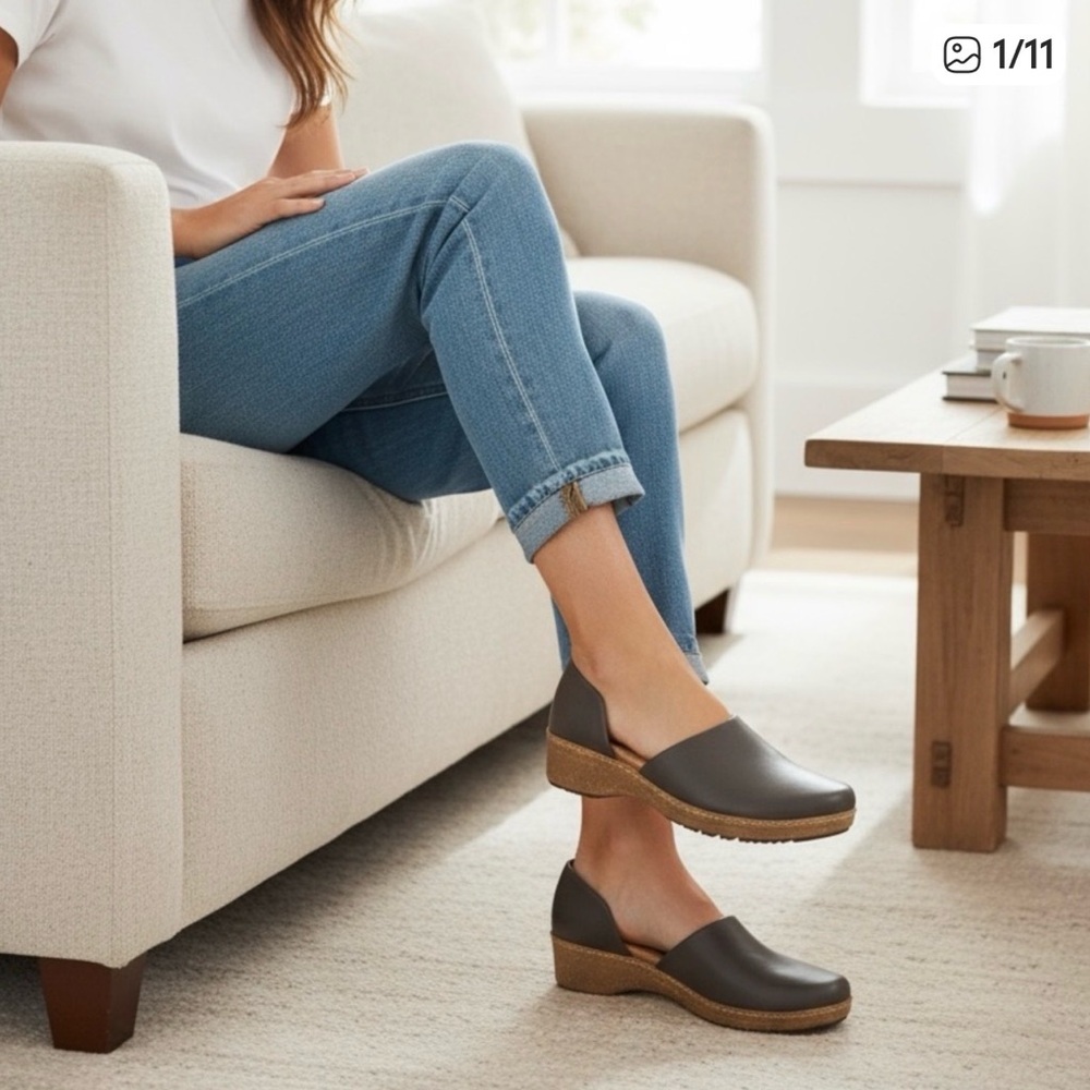 NEW SOFTWALK Addie Leather Clogs in Dark Grey 12